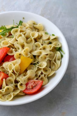Italiaanse pasta met pesto