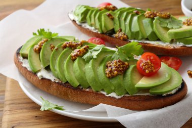 Soslu taze avokado sandviç