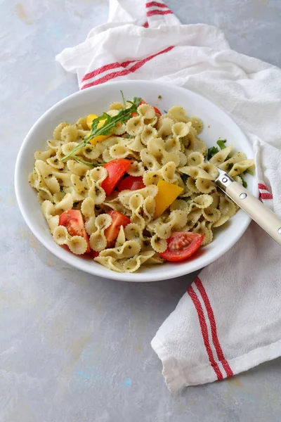 Italiensk pasta med pesto och grönsaker — Stockfoto