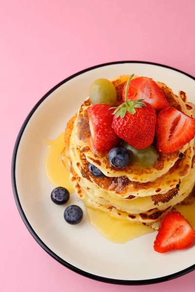 Pannkakor med sommarbär på tallrik — Stockfoto