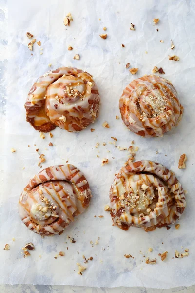 Rouleaux de cannelle avec glaçage — Photo