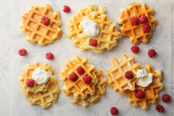 Waffle mattutini con bacca e panna — Foto Stock