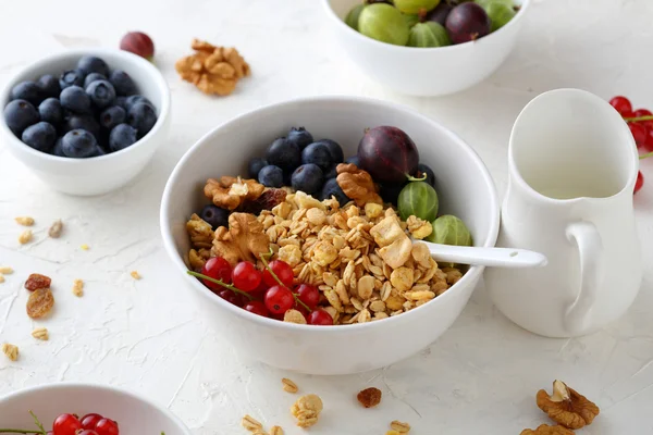 Granola en tazón con bayas de verano — Foto de Stock