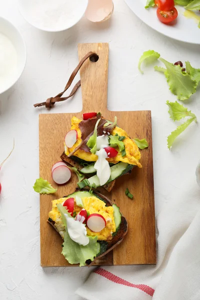 Ovos mexidos com pão e torradas — Fotografia de Stock