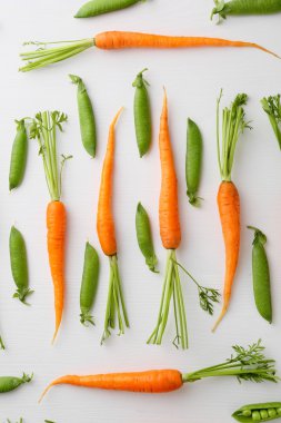 Taze havuç ve bezelye.