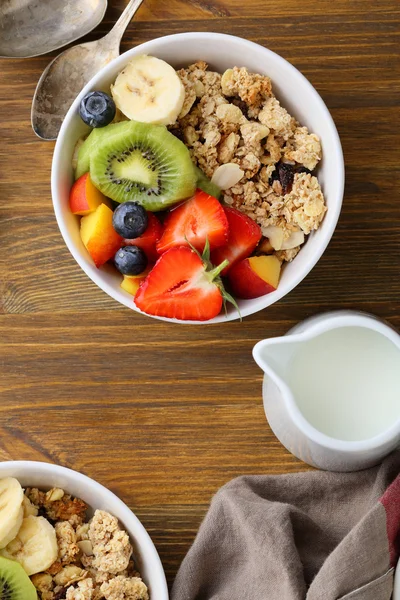 果物と牛乳で朝食ボウル — ストック写真