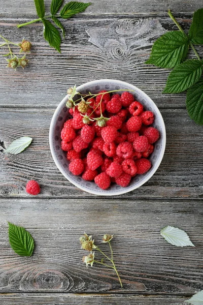 Framboise fraîche dans un bol vue du dessus — Photo