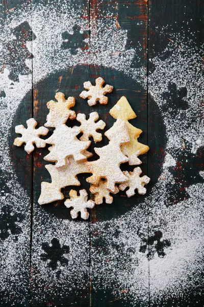 Gingerbread cookies with icing on rustic background — Stock Photo, Image