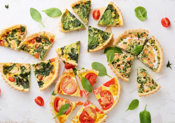 Pastel de cuatro veranos con verduras sobre fondo blanco — Foto de Stock