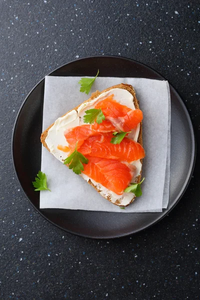 Tostadas con salmón y queso — Foto de Stock