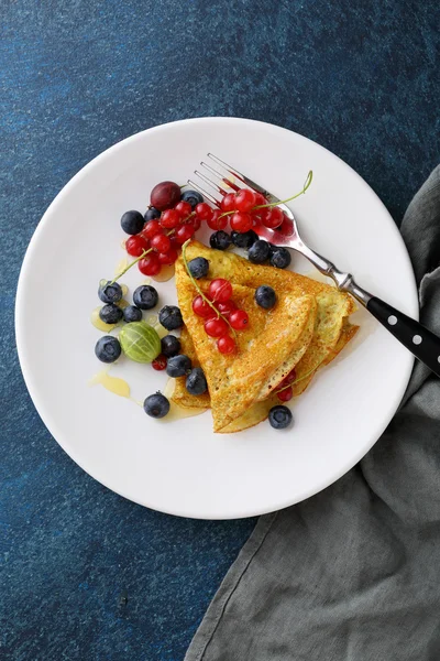 Summer pancake with berries — Stock Photo, Image