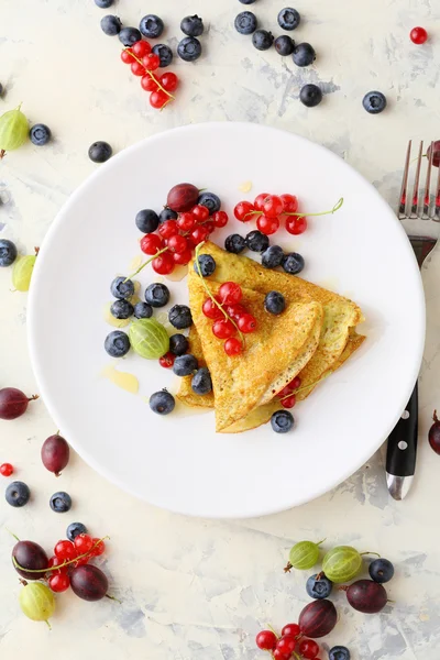 Crepe estiva con bacche su piatto bianco — Foto Stock