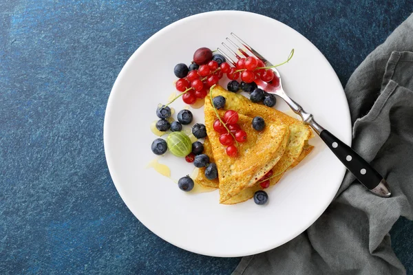 Summer pancake with berries on white plate — Stock Photo, Image