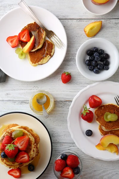 Блинчики с ягодами на завтрак на белом столе — стоковое фото