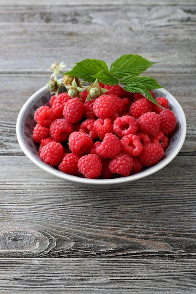 Volle Schüssel mit frischen Himbeeren — Stockfoto