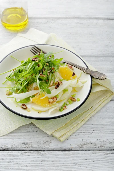 Fänkålssallad med apelsiner slice och nötter — Stockfoto