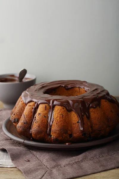 Gâteau bundt au chocolat sur assiette — Photo