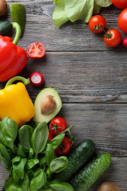 Ahşap üzerine sezon organik sebze 