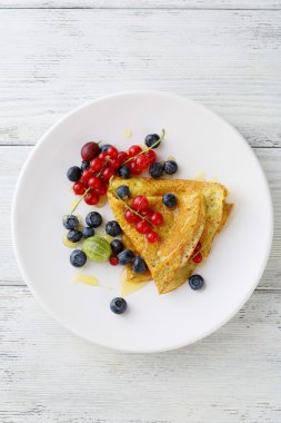 Taze berry ile sıcak krep