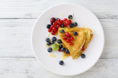 Plaka üzerinde taze berry ile sıcak gözleme