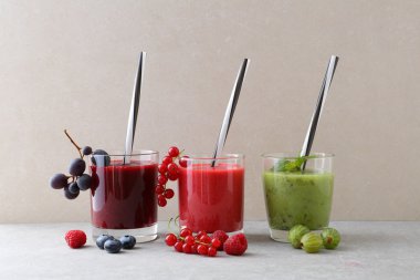Smoothie çilek cam, sağlıklı gıda ile 