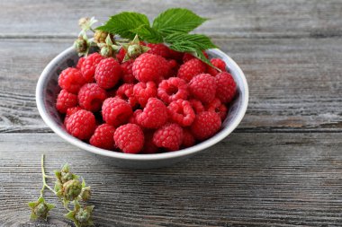 Ahşap kase taze ahududu