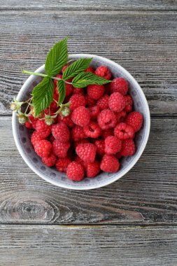 Ahududu ahşap zemin üzerinde kase