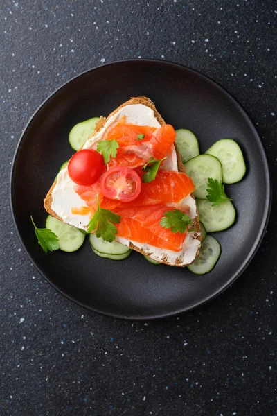 Zalm en kaas bruschetta met komkommer — Stockfoto