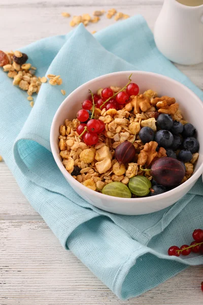 Müsli in weißer Schüssel mit Früchten — Stockfoto