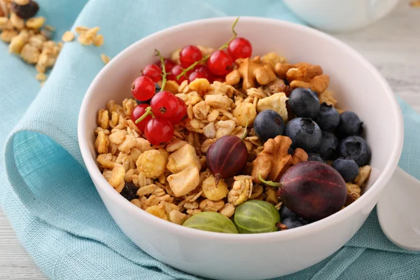Granola in white bowl with summer berries — Stock Photo, Image