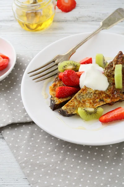 Dos tostadas con almíbar para el desayuno — Foto de Stock