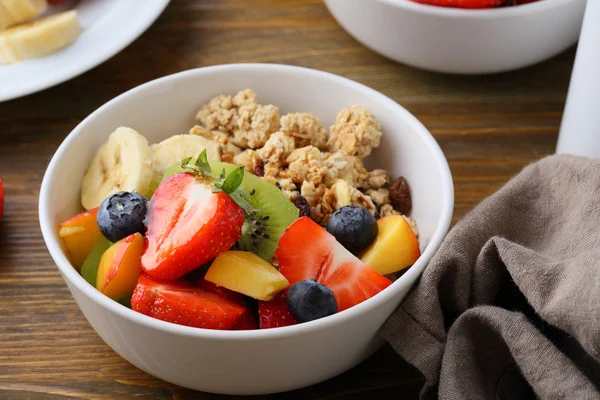 Завтрак с мюсли и фруктовыми блюдами — стоковое фото
