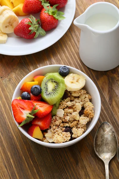 Frühstücksschale mit Milch und Früchten auf Holz — Stockfoto