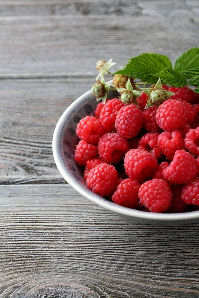 Raspberry in bowl on wooden table — Stock Photo, Image