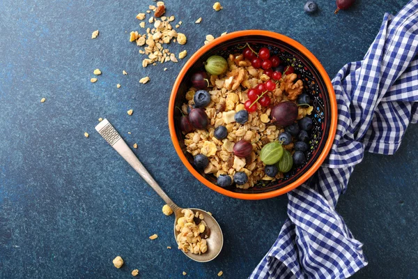 Granola con frutas de verano para el desayuno —  Fotos de Stock