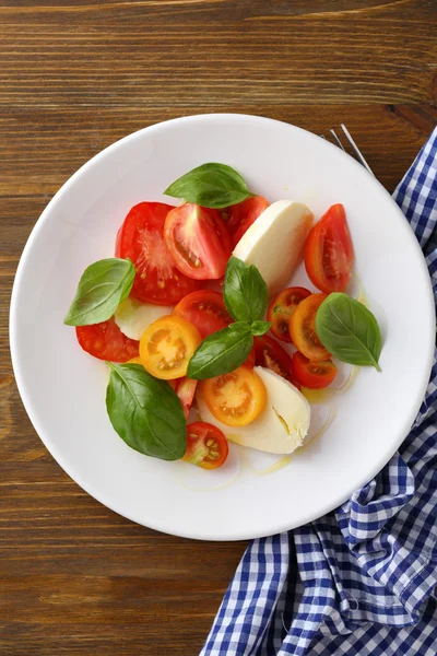 Insalata caprese su fondo di legno — Foto Stock