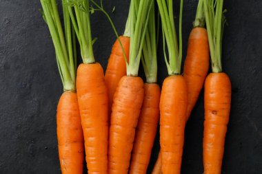 Siyah arka planda taze havuç. 