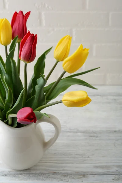 Świeży tulipany w wazonie biały — Zdjęcie stockowe