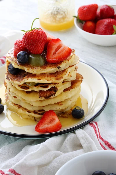 Pancakes with fruits and honey — Stock Photo, Image