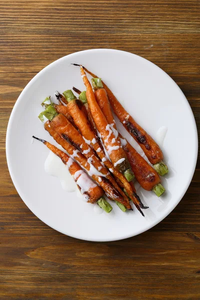 Cenouras assadas orgânicas com molho — Fotografia de Stock