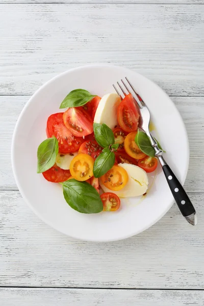 Salade italienne Caprese sur assiette — Photo