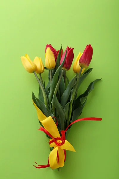 Verse tulpen op de achtergrond van de groene lente — Stockfoto