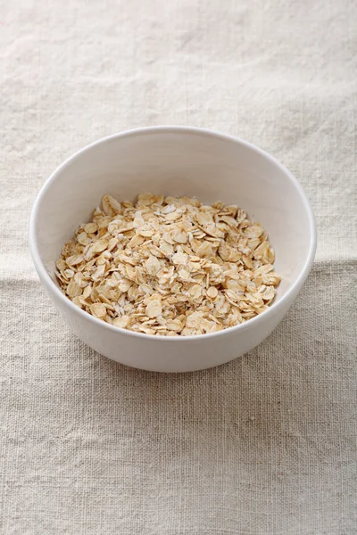 Copos de cereales en tazón blanco — Foto de Stock