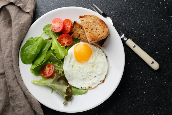 Жареные яйца с салатом из овощей — стоковое фото