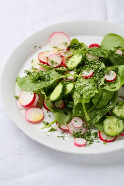 Yeşil salata ile turp ve susam