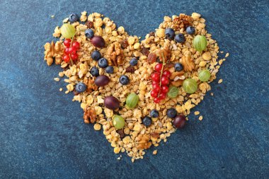 Kalp şeklinde sağlıklı tahıl kahvaltı için malzemeler