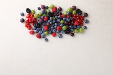 Beyaz arka plan üzerinde taze yaz berry