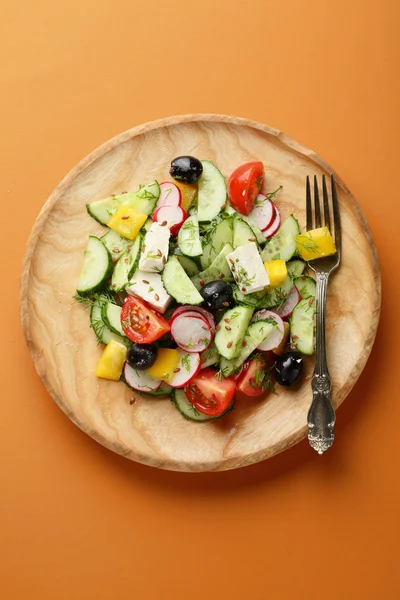 Salade grecque sur assiette en bois — Photo