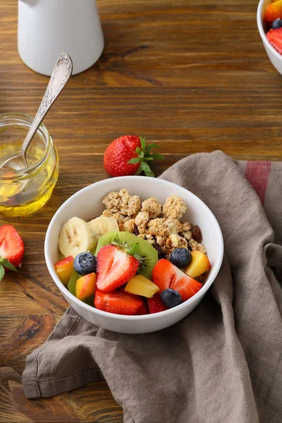 夏の果物と一緒に朝食のシリアル — ストック写真