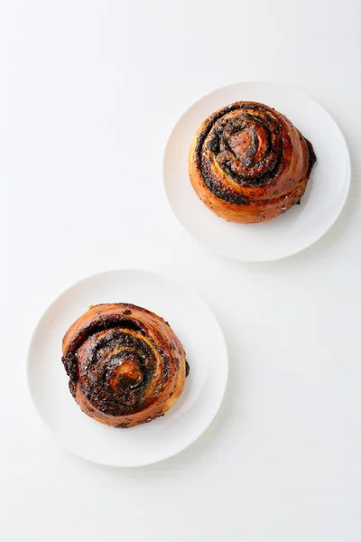 Dos rollos de canela dulce en platos — Foto de Stock